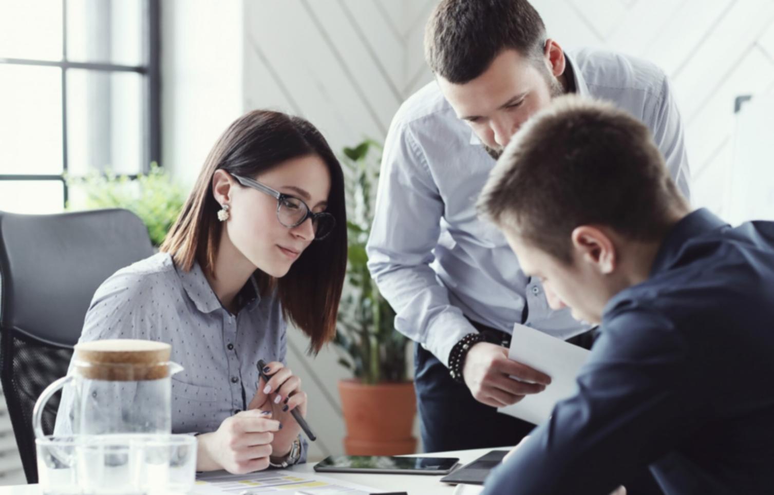 Gemeinsame Lerngruppe bei der Arbeit