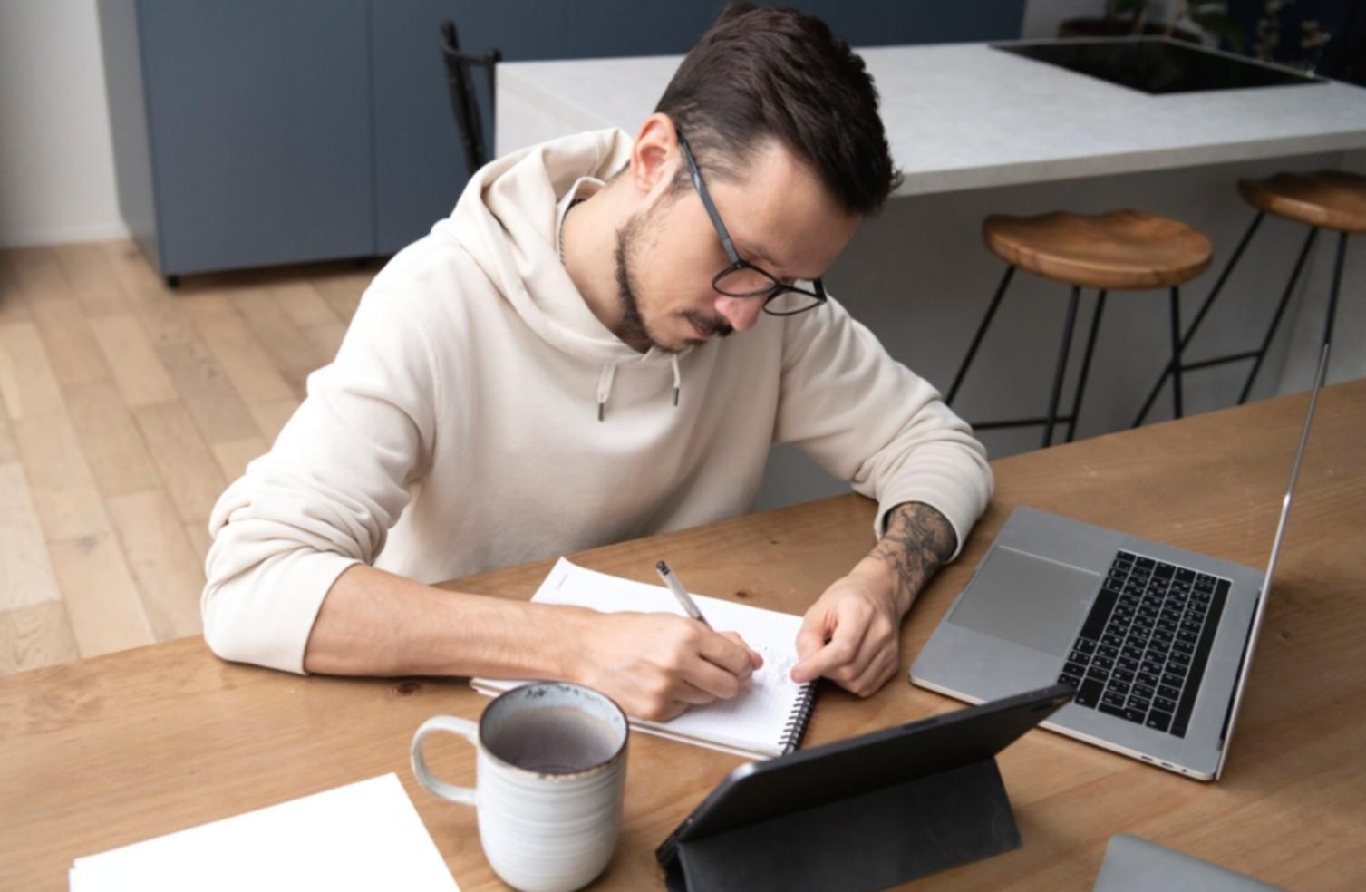 Finanzplanung und Beratung in modernem Büro